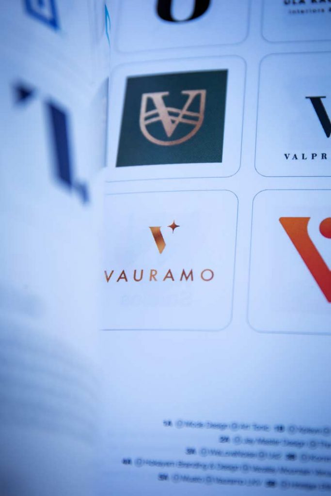 Vauramon logo pääsi logokirjan sivuille