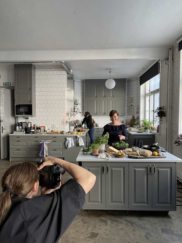 Valokuvaaja ja Louisa työssään.