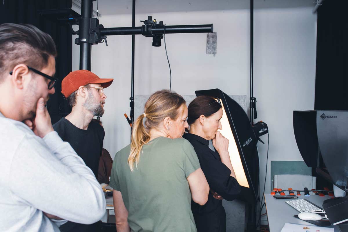 Valokuvia tarkastellaan kuvausten aikana monitorilta